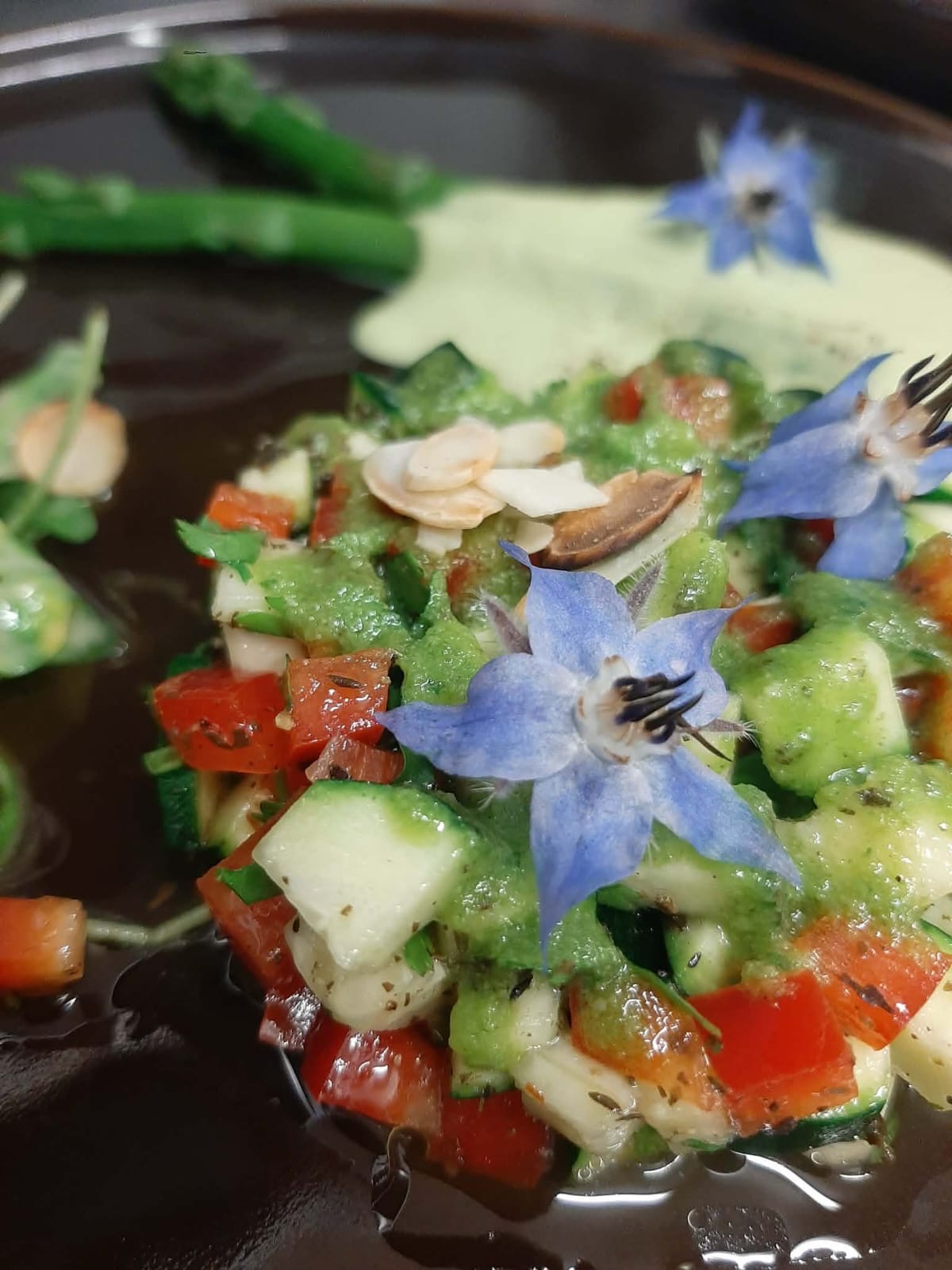 Tartare de légumes d'été aux fleurs de bourrache